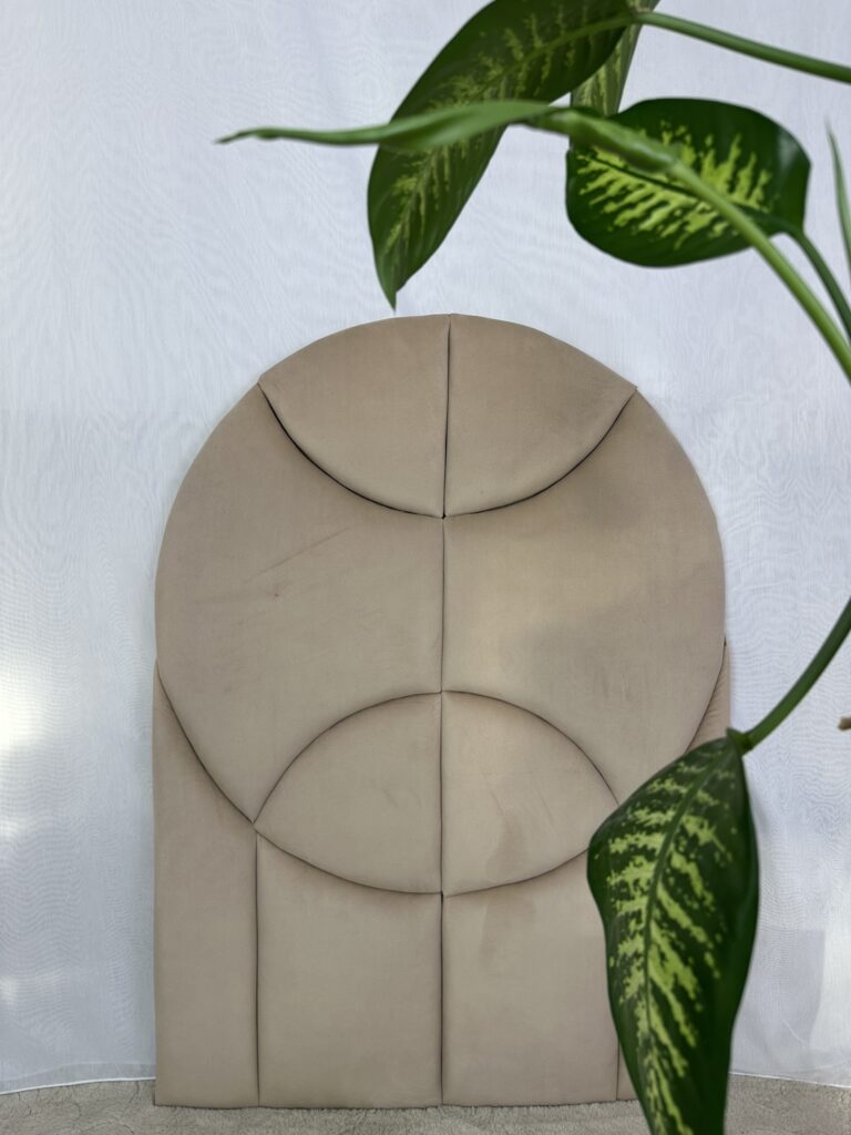 Beżowy, tapicerowany zagłówek o geometrycznym wzorze