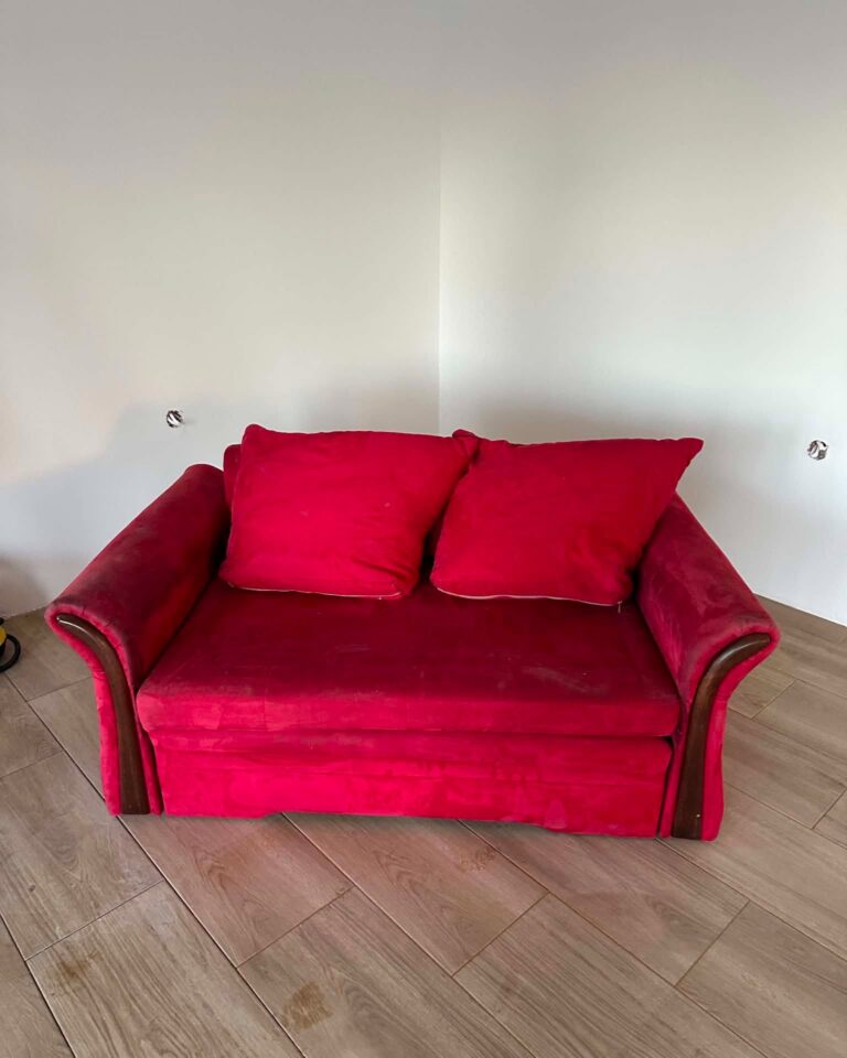 Sofa dwuosobowa przed renowacją